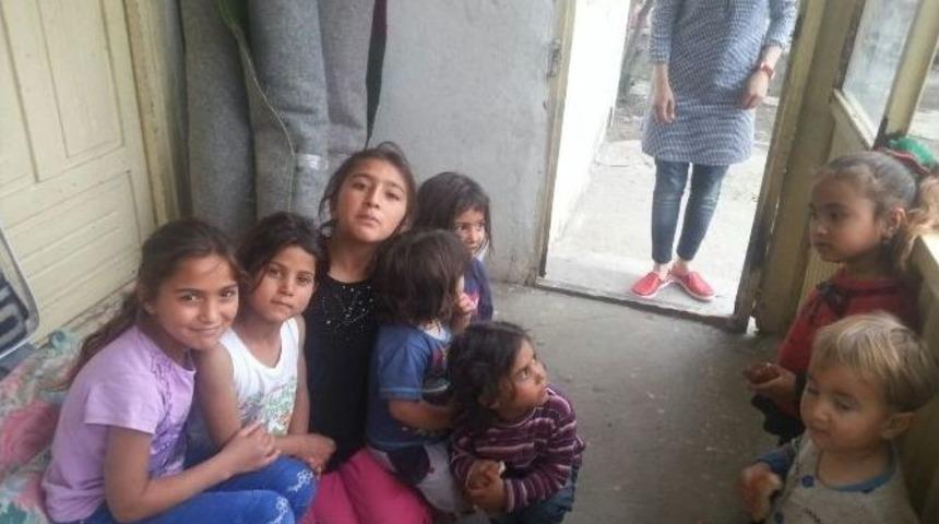 Din G&ouml;n&uuml;ll&uuml;leri İlim İrfan Derneği Yetimleri Sevindirdi