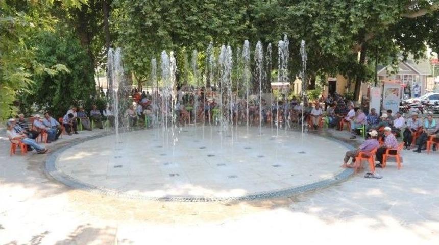 &Ccedil;ınar Altında Fıskiyeli Serinlik