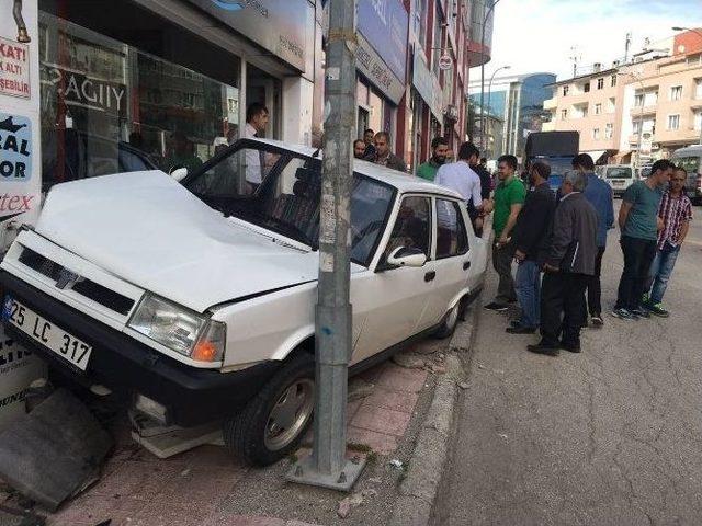 Fren Yerine Gaza Basınca Mağazaya Daldı