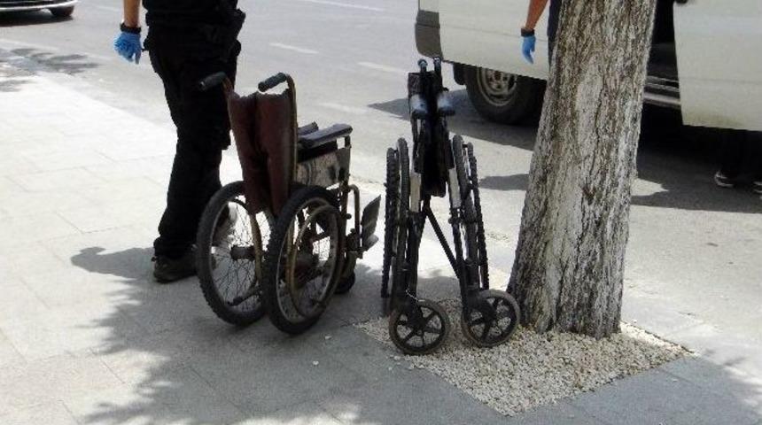 Emniyet M&uuml;d&uuml;rl&uuml;ğ&uuml;&rsquo;n&uuml;n &Ouml;n&uuml;ne Bırakılan Tekerlekli Sandalyeler Bomba Paniğine Neden Oldu