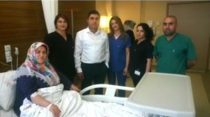 Adıyaman&rsquo;da İlk Kez Kapalı Y&ouml;ntemle B&ouml;brek &Uuml;st&uuml; T&uuml;m&ouml;r Alındı