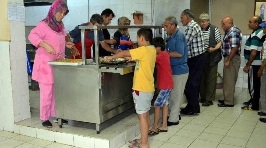 Salihli Aşevi Y&uuml;zleri G&uuml;ld&uuml;r&uuml;yor