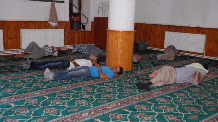 Sıcaktan Bunalan Vatandaşlar Camide Uyudu