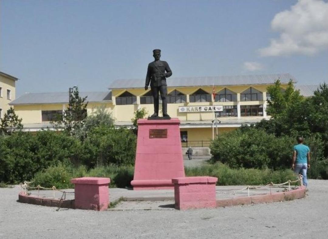 Kazım Karabekir Paşa&rsquo;nın B&uuml;st&uuml;n&uuml; Pembeye Boyadılar