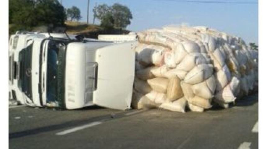Elazığ&rsquo;da İki Tır Devrildi: 2 Yaralı