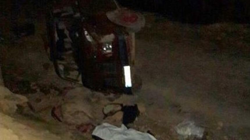 G&uuml;m&uuml;şhane&rsquo;de Trafik Kazası: 1 &Ouml;l&uuml;, 2 Yaralı