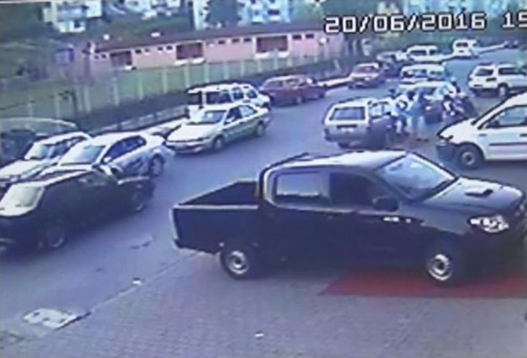 Tartıştığı Polisi Otomobilinin &Uuml;zerine Alıp Metrelerce S&uuml;r&uuml;kledi