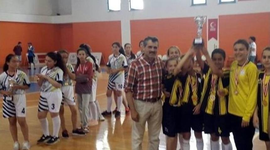 Minik Kız Hentbol Takımının Büyük Başarısı