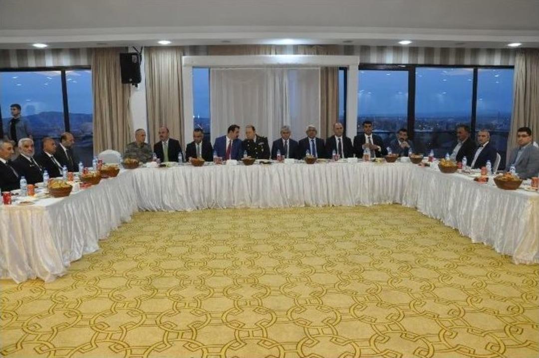Kars Valisi Doğan, Şehit Ve Gazi Yakınlarıyla İftarda Buluştu