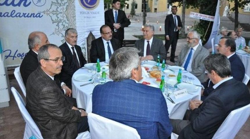 Birlik Vakfı Ve Rekt&ouml;r Şeker&rsquo;den İftar
