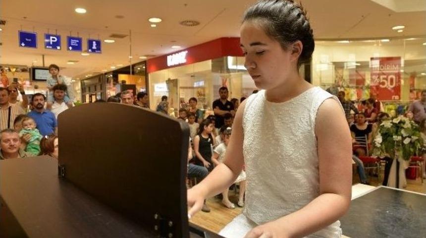 Eskişehir&rsquo;de Minik Piyanistler Sahne Aldı