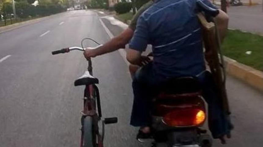 Bir Eliyle Motosiklet Diğer Eliyle De Bisiklet Kullandı