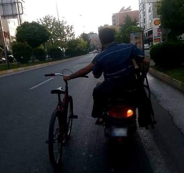 Bir Eliyle Motosiklet Diğer Eliyle De Bisiklet Kullandı