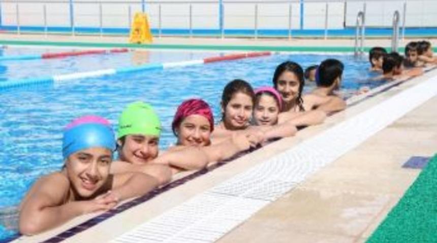 Mezitli Belediyesi&rsquo;nin Y&uuml;zme Kursları Başladı