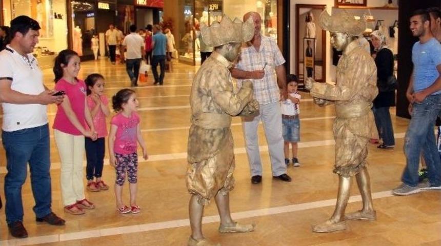 Piazza Ziyaret&ccedil;ilerini Canlı Heykeller İle Karşılıyor