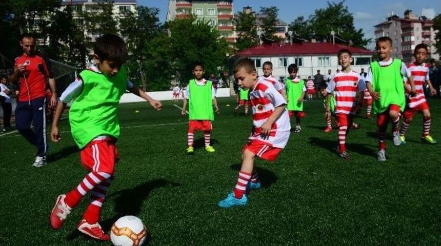 Geleceğin Futbol Yıldızları Yaz Tatilini Sahada Ter Dökerek Geçiriyor