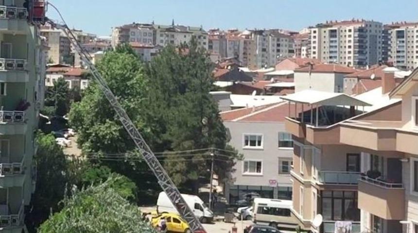 Yangında Balkonlarında Mahsur Kaldılar