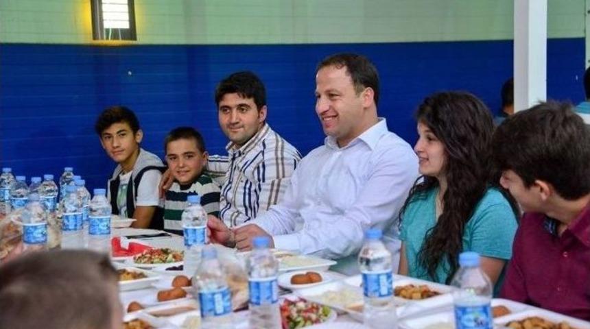 Başkan Yıldırım Yetimlerle Aynı Sofrada Buluştu