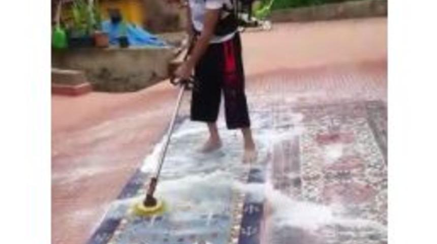 Ot Bi&ccedil;me Motoru İle Halı Yıkıyor