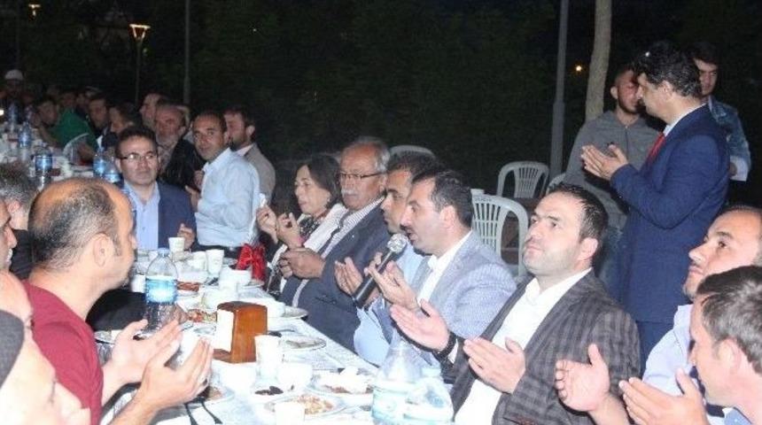 Başkan Sarıcaoğlu&rsquo;ndan Muhtarlara İftar