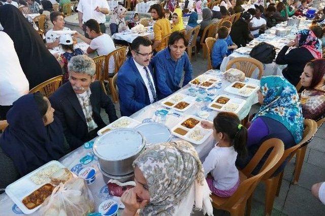 Ümmetin Renkleri Bir Arada Oruç Açtı