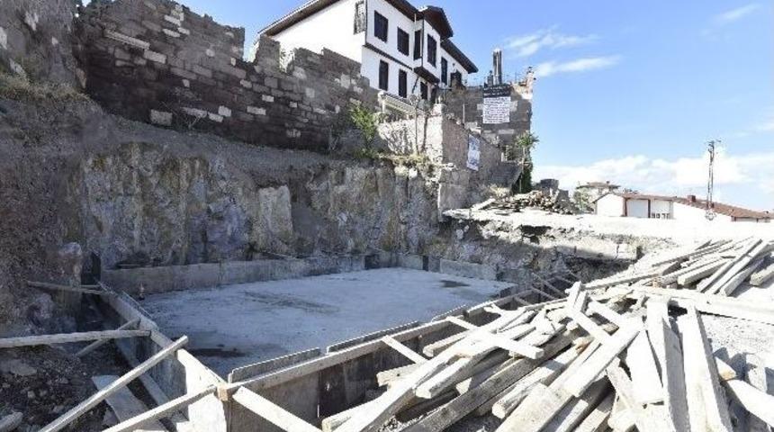 Kale &Ouml;n&uuml;&rsquo;nde Tarihe Uygun, G&ouml;rkemli Meydan