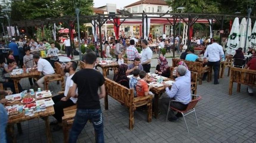 Akyazı Belediyesinden D&uuml;nya Yetimler G&uuml;n&uuml;nde İftar