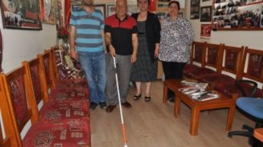 Gaziler Vakfı G&ouml;rme Engellilere "beyaz Baston" Hediye Etti