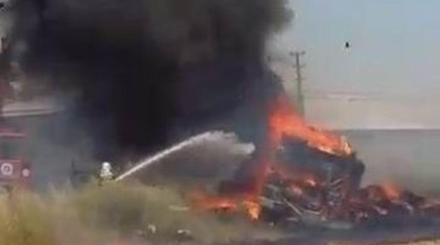 Manavgat&rsquo;ta Saman Y&uuml;kl&uuml; Kamyon Yandı