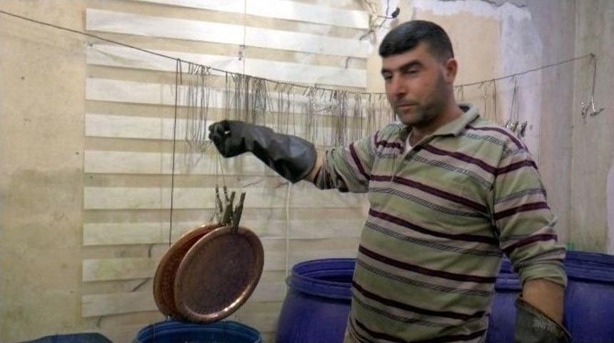 Suriyeli Fedakar Baba Bakır İş&ccedil;iliği Yaparak 4 Kız &Ccedil;ocuğunu Okutmaya &Ccedil;alışıyor