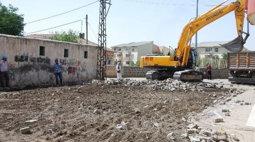 İdil&rsquo;de Hendek Ve Patlayıcılara Karşı Yollar Asfaltlanıyor