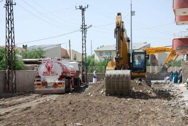 İdil’de Hendek Ve Patlayıcılara Karşı Yollar Asfaltlanıyor