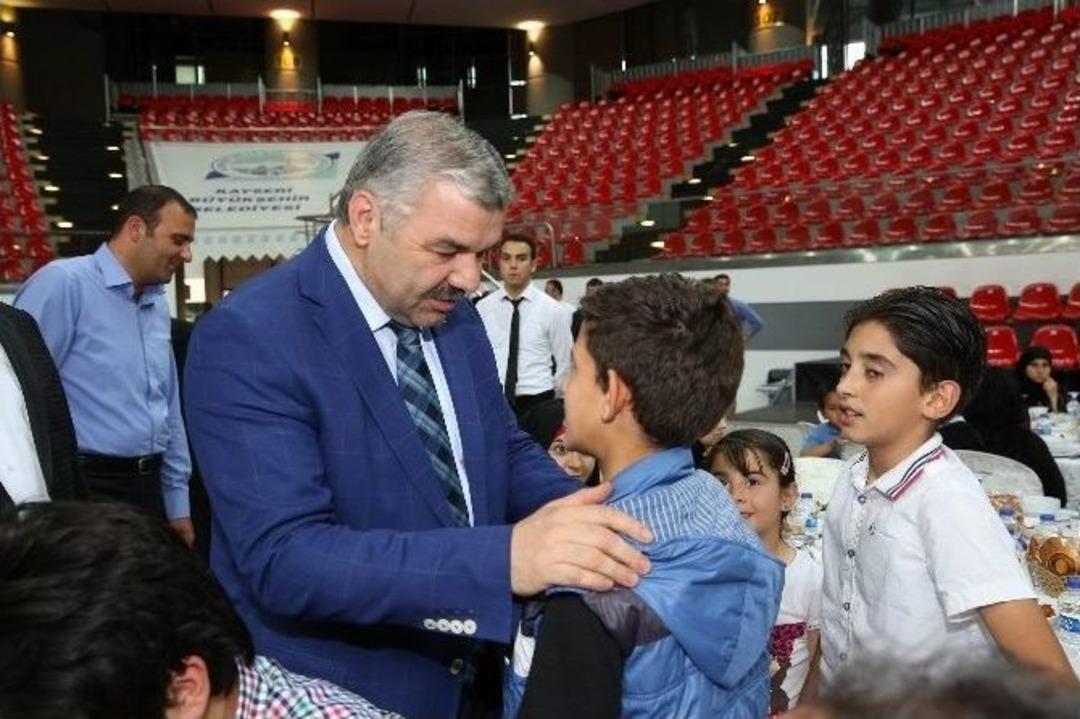 Başkan &Ccedil;elik İftar Programında Yetimlerle Bir Araya Geldi