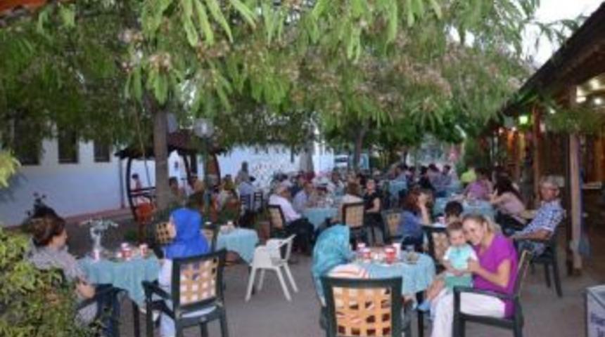 &Ccedil;ini &Ccedil;arşısında İftar Vakti