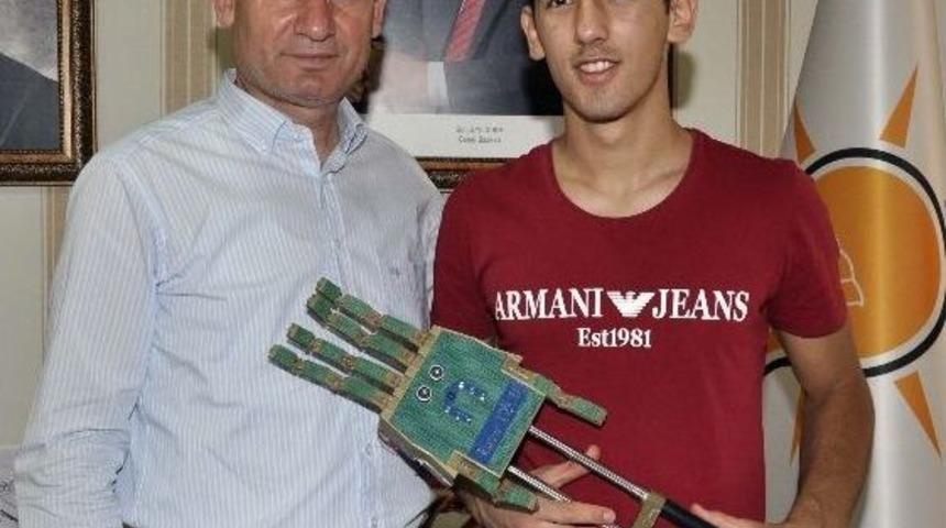 Başkan Fikret Yeni&rsquo;ye Gen&ccedil; Mucitten Ziyaret