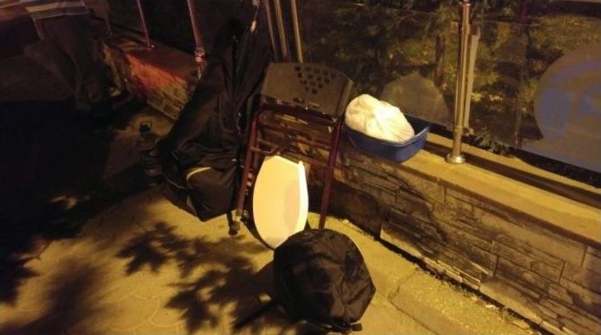 &Ccedil;ocukları Evden Kovdu, Polis Yardım Eli Uzattı