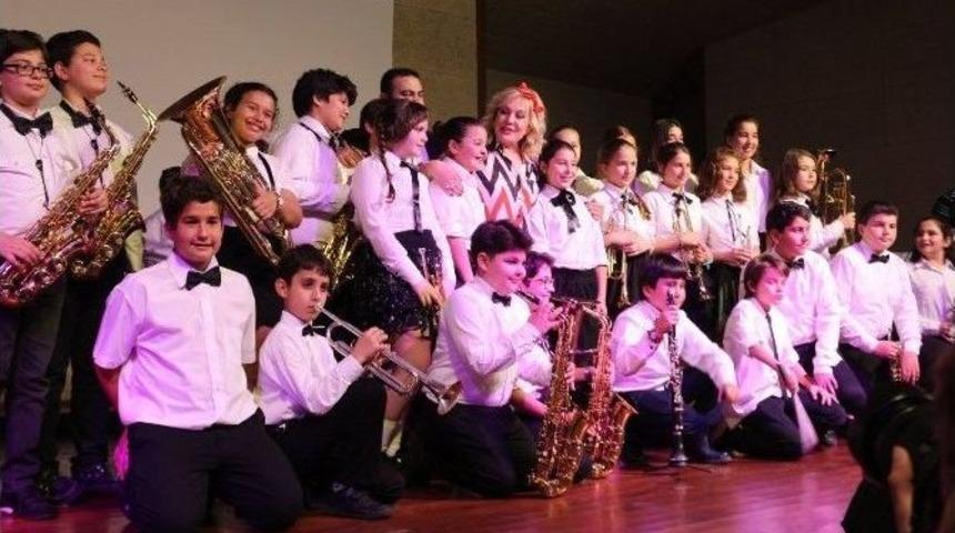 Emel Sayın, &rsquo;mavi Boncuk&rsquo;u İlk Kez Bando Eşliğinde S&ouml;yledi