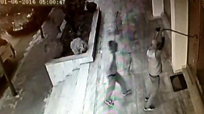 Hırsızlara Barfiks &Ccedil;ektiren &Ccedil;ilingirci