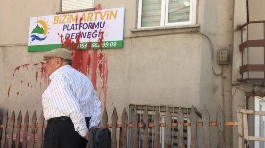 Bizim Artvin Platformu Derneği&rsquo;ne Kırmızı Boyalı Saldırı