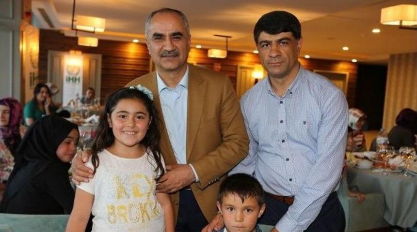 D&uuml;nya Yetimler G&uuml;n&uuml;&rsquo;nde İftar Programı D&uuml;zenlendi