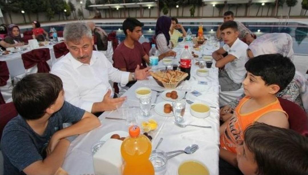 Saruhanlı&rsquo;da Yetim &Ccedil;ocuklara İftar Verildi