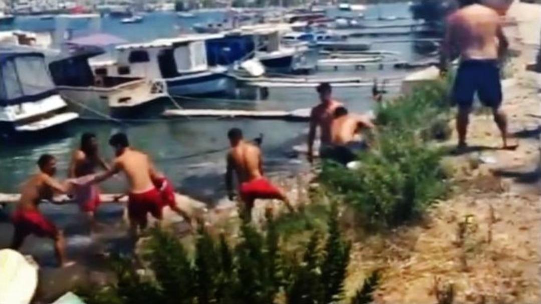 Denizden Kovalarla Su Taşıyıp Yangını S&ouml;nd&uuml;rd&uuml;ler