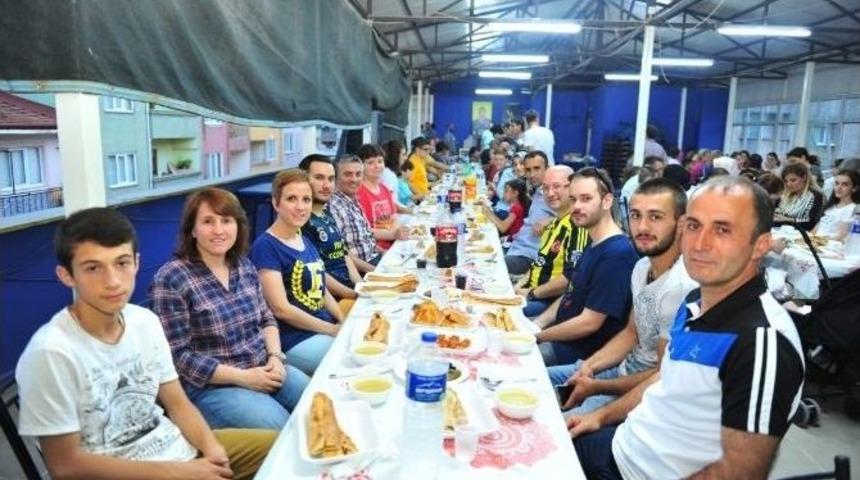 Fenerbah&ccedil;eliler Derneğinden Anlamlı İftar