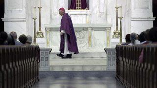 ABD'deki bir ayinde, kardinale çocuk istismarı protestosu