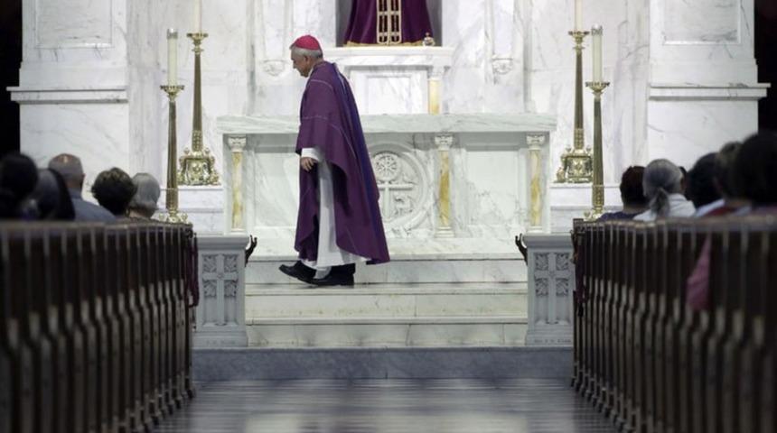 ABD'deki bir ayinde, kardinale çocuk istismarı protestosu