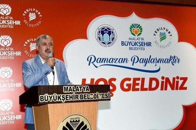 Büyükşehir, Yetimlere İftar Yemeği Verdi