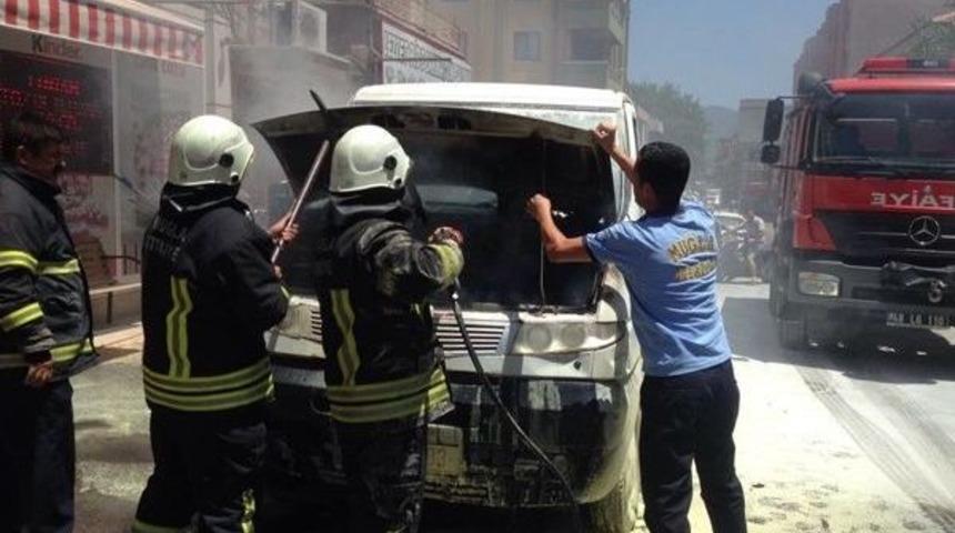 Milas&rsquo;ta Park Halindeki Kamyonet Yandı