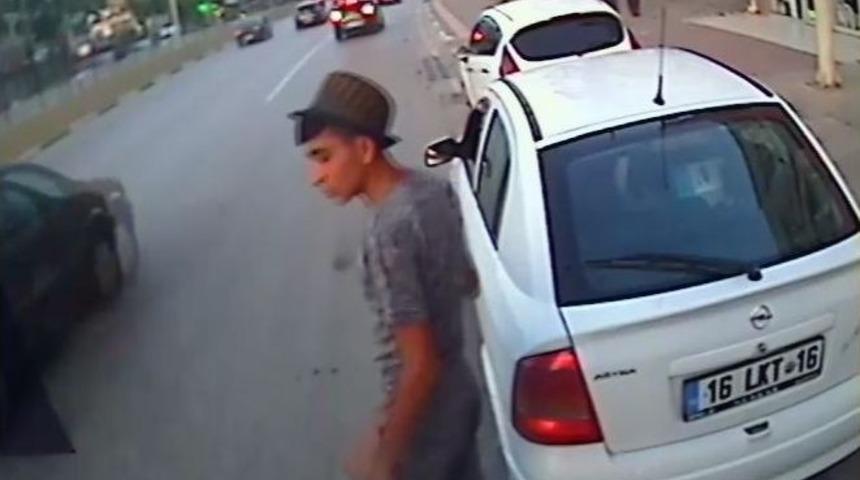 Yolcu Minib&uuml;s&uuml;n&uuml; Soyan Hırsız Kameraya Yakalandı