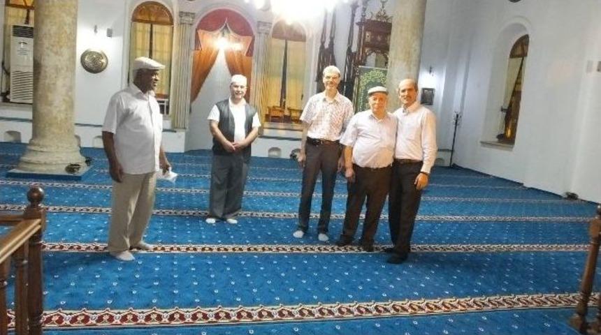 Burhaniye&rsquo;de Tarihi Caminin Halıları Yenilendi