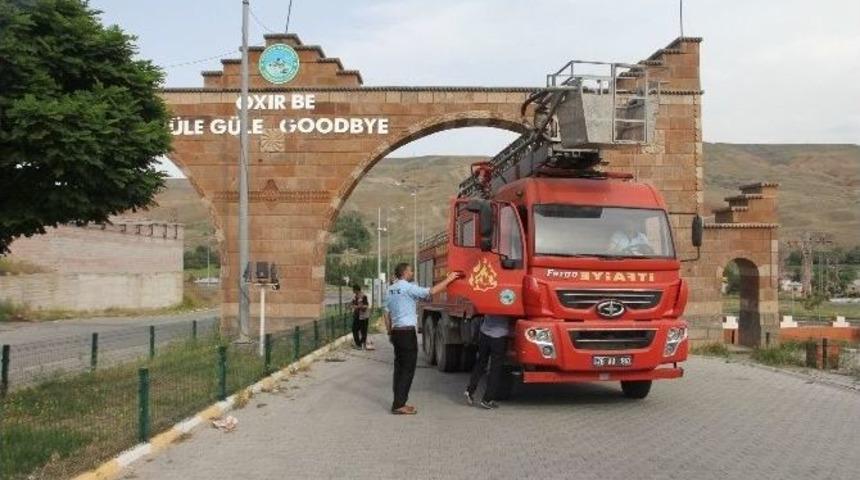 Tuzluca Belediyesi, Astırdığı Ermenice Yazılı Tabelayı Kaldırdı